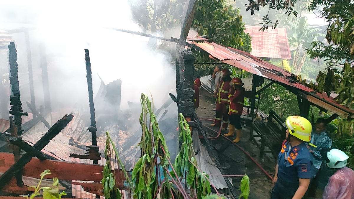 Tim Damkar Kota Padang padamkan kebakaran di kawasan Seberang Padang. (dok. istimewa)