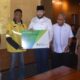 Wako Fadly Amran menyerahkan kartu peserta BPJSTK kepada salah seorang ojol saat pertemuan dengan pimpinan perusahaan di Kinol Bistro, Padang. (dok. istimewa)