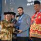 Wali Kota Padang Fadly Amran menerima penghargaan dari Kemendikdasmen. (dok. Prokopim)