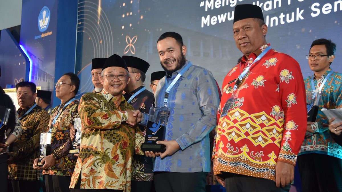 Wali Kota Padang Fadly Amran menerima penghargaan dari Kemendikdasmen. (dok. Prokopim)