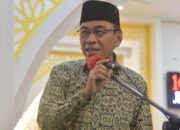 Wawako Padang, Maigus Nasir saat melepas melepas keberangkatan CJH kloter 8 Padang. (dok. istimewa)