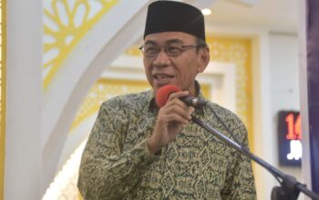 Wawako Padang, Maigus Nasir saat melepas melepas keberangkatan CJH kloter 8 Padang. (dok. istimewa)