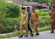 Wawako Maigus Nasir mengecek kondisi jalan kurao-maransi yang dilakukan pelebaran. (dok. prokopim)