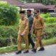 Wawako Maigus Nasir mengecek kondisi jalan kurao-maransi yang dilakukan pelebaran. (dok. prokopim)