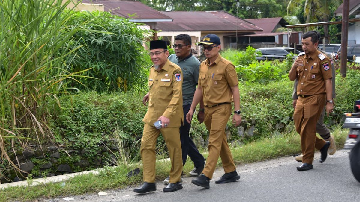 Wawako Maigus Nasir mengecek kondisi jalan kurao-maransi yang dilakukan pelebaran. (dok. prokopim)