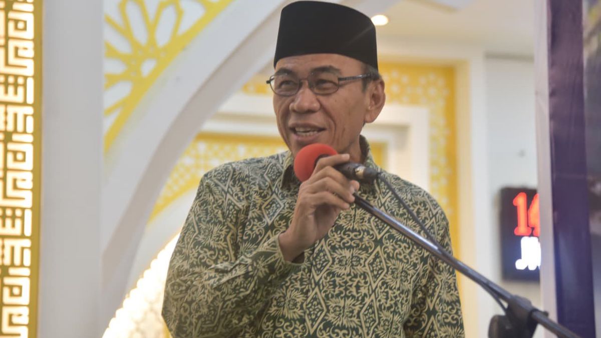 Wawako Padang, Maigus Nasir saat melepas melepas keberangkatan CJH kloter 8 Padang. (dok. istimewa)