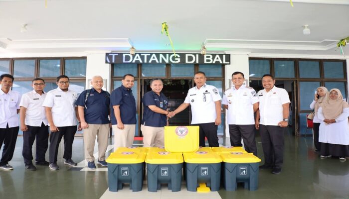 Pemko Pariaman Terima 9 Tong Sampah Terpilah dari PT Semen Padang