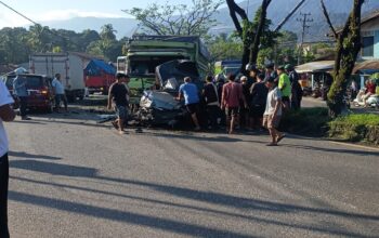 Diduga Rem Blong, Truk Seruduk Tiga Mobil di Jalan Raya Padang Besi