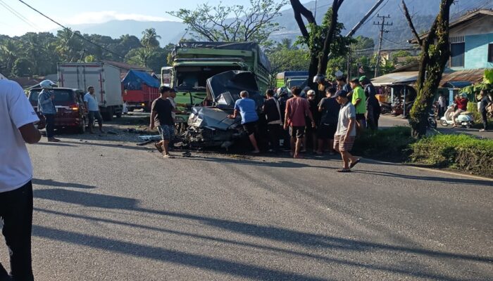 Diduga Rem Blong, Truk Seruduk Tiga Mobil di Jalan Raya Padang Besi