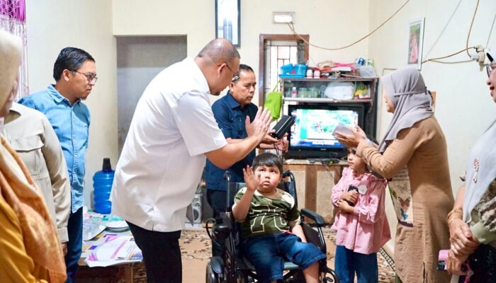 Andre Rosiade Bantu Kursi Roda Elektrik untuk Hannan, Bocah Lumpuh akibat Tumor Tulang Belakang di Padang Panjang