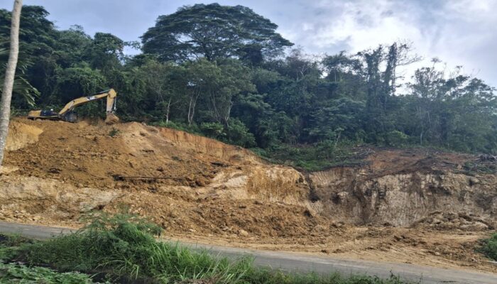 Warga Desa Lasara Bahili Gunungsitoli Sewa Alat PU Demi Cegah Longsor di Permukiman