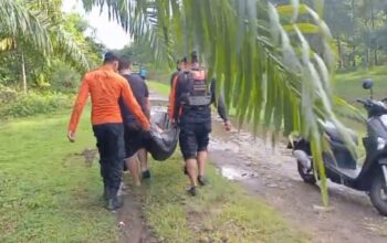 Evakuasi korban tenggelam di Pasbar. (dok. Basarnas)