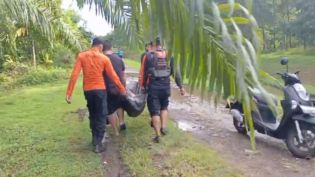 Evakuasi korban tenggelam di Pasbar. (dok. Basarnas)