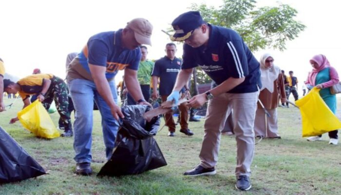 Hari Lingkungan Hidup 2026, Pemkab Agam Kumpulkan 2,6 Ton Sampah di Pantai Tiku