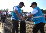 Aksi bersih pantai Pantai Purus PLN dan Pemprov Sumbar. (dok. istimewa)