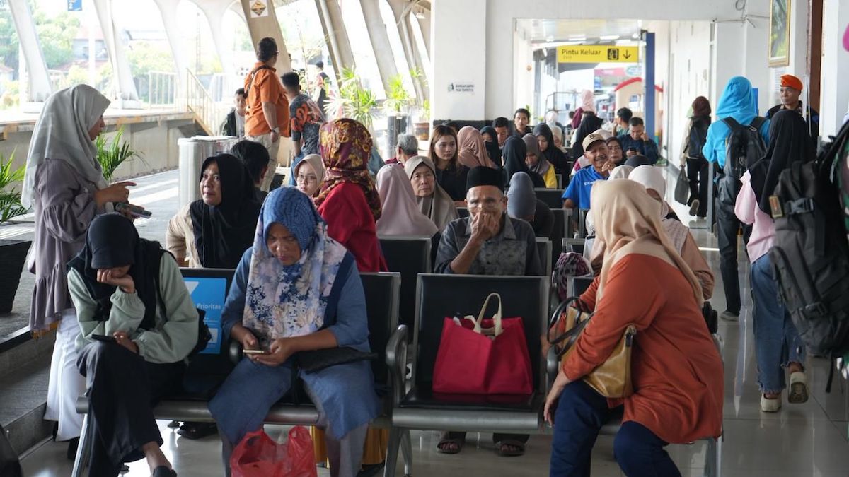 Antrian penumpang kereta api di Stasiun Padang. (dok. istimewa)