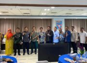 Jajaran Direksi Bank Nagari foto bersama usai pertemuan dengan wartawan senior di Sumbar. (dok. istimewa)