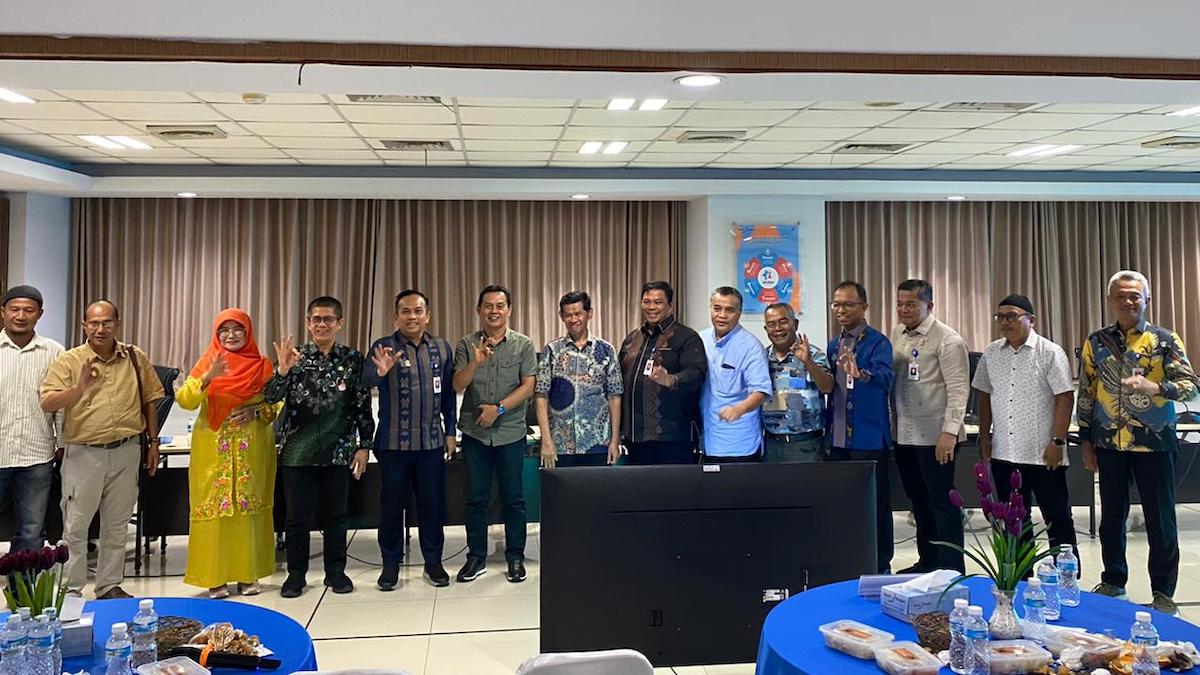 Jajaran Direksi Bank Nagari foto bersama usai pertemuan dengan wartawan senior di Sumbar. (dok. istimewa)