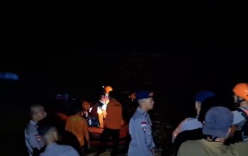 Evakuasi orang hanyut di Solok Selatan. (dok. Basarnas Padang)
