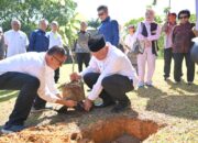 Mahyeldi dan Kakak Perempuan Presiden Prabowo Tanam Pohon Bersama di Unand