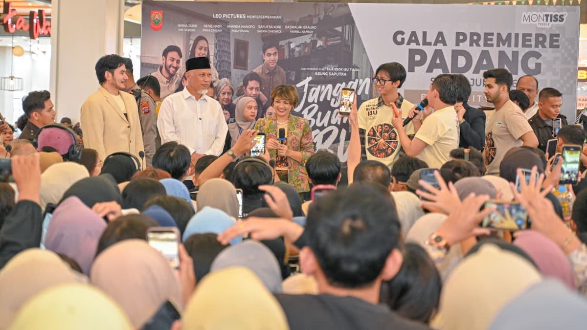Gubernur Mahyeldi hadiri gala premiere film Jangan Buang Ibu di Basko City Mall. (dok. istimewa)