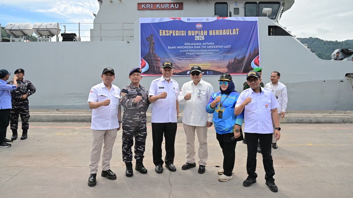 Gubernur Mahyeldi melepas tim Ekspedisi Rupiah Berdaulat ke Mentawai. (dok. adpsb)