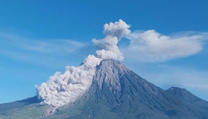 Gunung Semeru Erupsi, Warga Dilarang Beraktivitas di Zona Rawan