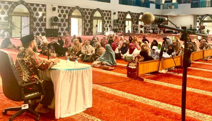 Jamaah Usia Emas Padati Masjid Raya Sumbar, Ikuti Kajian “Menata Hidup Menuju Husnul Khatimah”