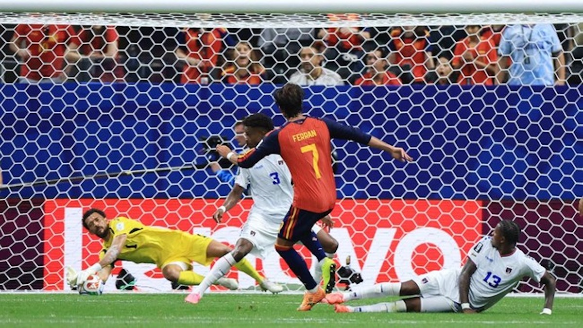 Kiper Tanjung Verde menahan gempuran pemain depan Spanyol. (dok. istimewa)