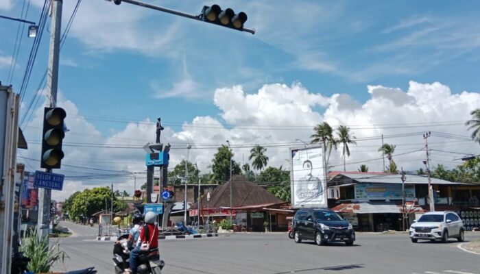 Dua Hari Pasca Disambar Petir, Lampu Lalu Lintas Bundaran Simpang Empat Masih Mati Total