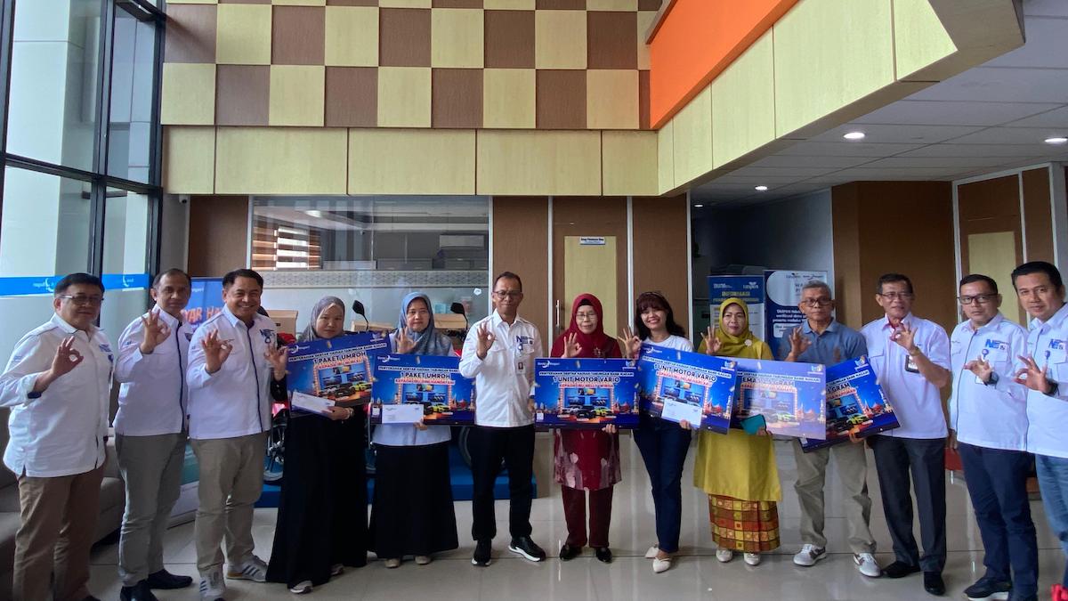 Manajemen Bank Nagari bersama dengan pemenang undian. (dok. istimewa)