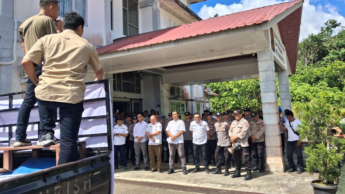 Pihak PUTR Kota Gunungsitoli, Sumatera Utara menemui dan menyambut hangat demonstran, komitmen pemerintah kota dalam mendengarkan aspirasi publik secara langsung, Rabu (3/6/2026). (dok. istimewa)