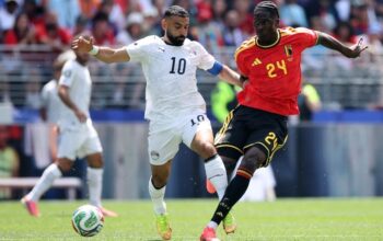 Pemain Mesir Mohamed Salah berebut bola dengan gelandang Belgia. (dok. istimewa)