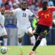 Pemain Mesir Mohamed Salah berebut bola dengan gelandang Belgia. (dok. istimewa)