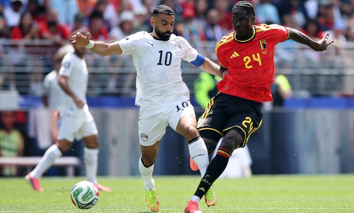 Pemain Mesir Mohamed Salah berebut bola dengan gelandang Belgia. (dok. istimewa)