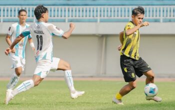 Pemain PSP berusaha melewati pemain Persengan Nganjuk. (dok. Official PSP)