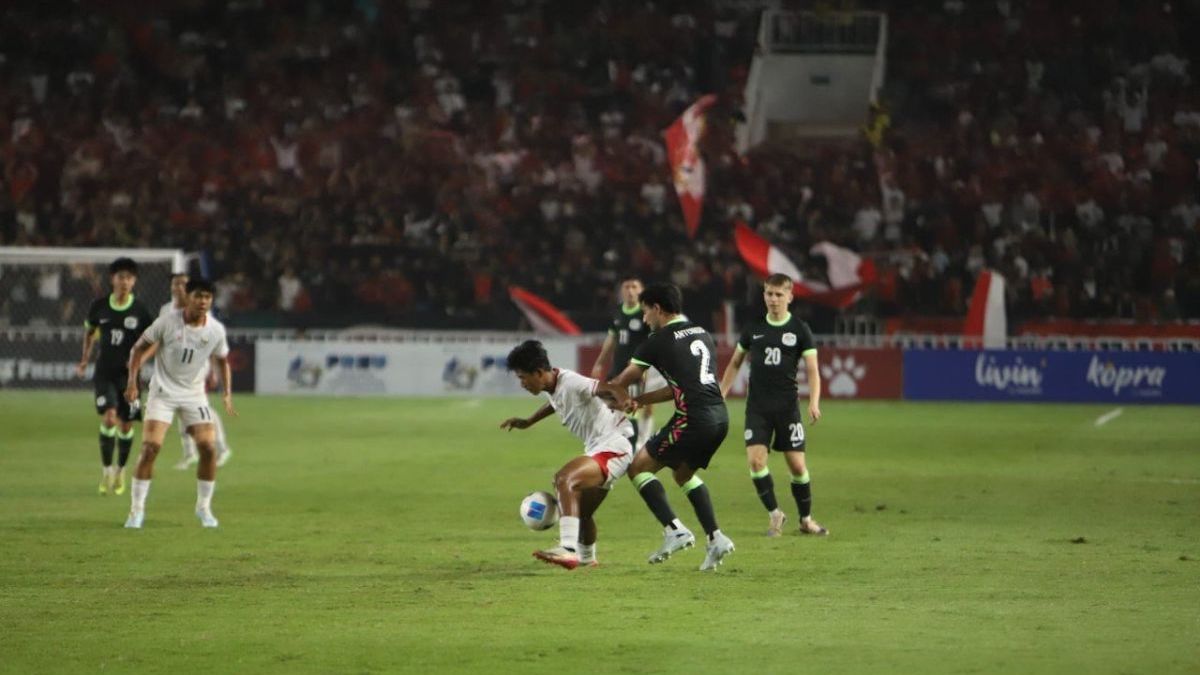 Pemain Timnas U-19 Indonesia berebut bola dengan pemain Australia. (dok. istimewa)