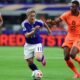Penyerang Jepang Daizen Maeda berebut bola dengan bek Belanda Denzel Dumfries selama pertandingan sepak bola Grup F Piala Dunia 2026 antara Belanda dan Jepang di Stadion Dallas di Arlington pada 14 Juni 2026. (Aric Becker / AFP)