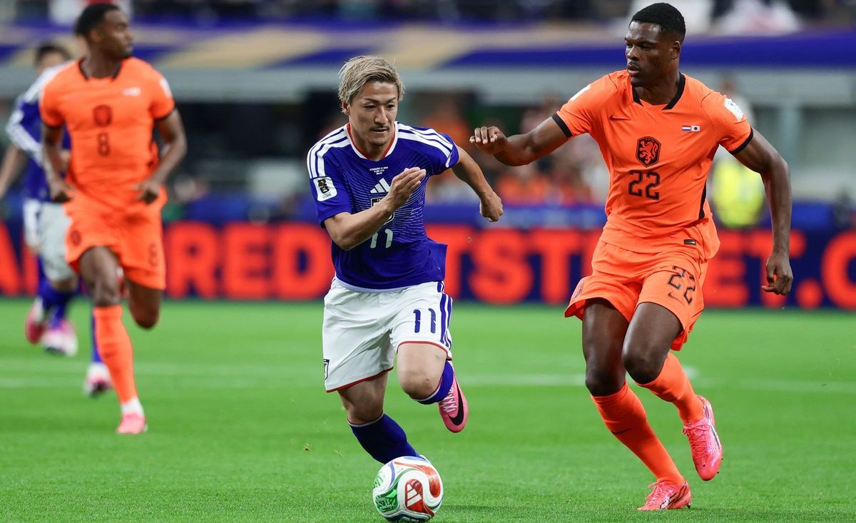 Penyerang Jepang Daizen Maeda berebut bola dengan bek Belanda Denzel Dumfries selama pertandingan sepak bola Grup F Piala Dunia 2026 antara Belanda dan Jepang di Stadion Dallas di Arlington pada 14 Juni 2026. (Aric Becker / AFP)