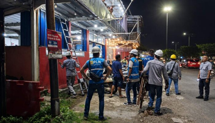 PLN bersama 70 Personil Gabungan Tertibkan Pemakaian Listrik di Pantai Taplau Padang