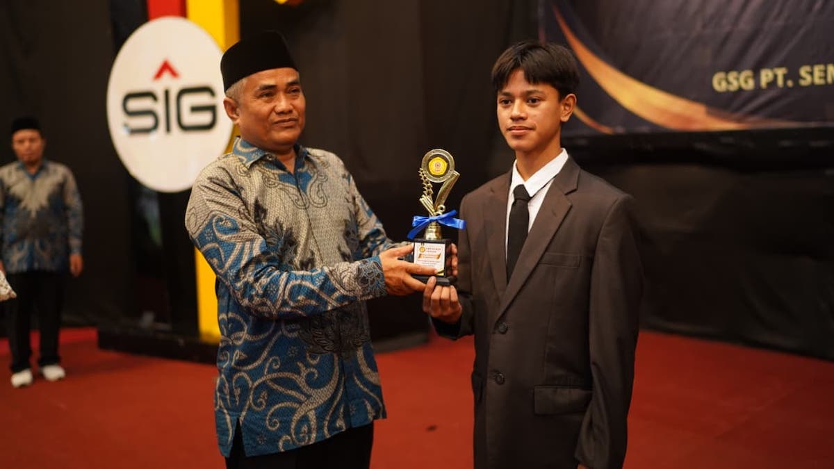 Salah seorang siswa SMP Semen Padang yang mendapatkan nilai 100 di ujian Mapel Matematika. (dok. istimewa)