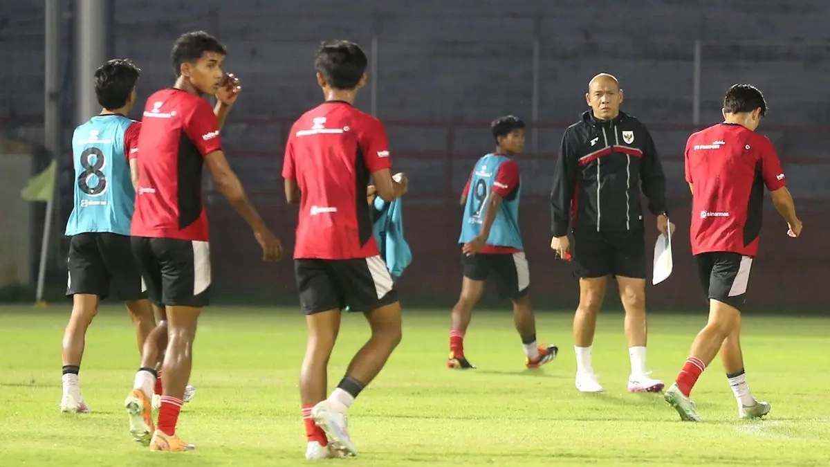 Coach Nova Arianto saat menggembleng anak asuhnya di U-19. (dok. istimewa)