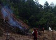 Masyarakat sedang membersihkan jalan provinsi menghubungkan Lubuk Basung-Bukittinggi tertimbun tanah longsor di Sungai Landia, Kecamatan Ampek Koto, Kabupaten Agam, Rabu (10/5/2026). (dok. ANTARA/HO/Camat Ampek Koto)