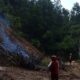 Masyarakat sedang membersihkan jalan provinsi menghubungkan Lubuk Basung-Bukittinggi tertimbun tanah longsor di Sungai Landia, Kecamatan Ampek Koto, Kabupaten Agam, Rabu (10/5/2026). (dok. ANTARA/HO/Camat Ampek Koto)