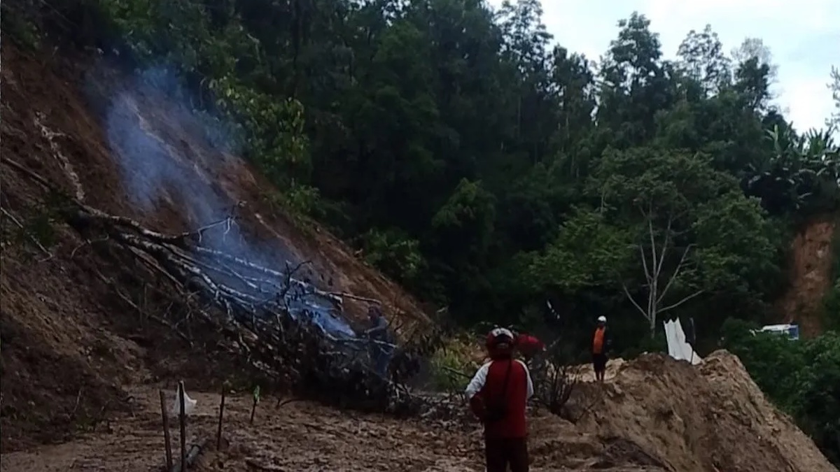 Masyarakat sedang membersihkan jalan provinsi menghubungkan Lubuk Basung-Bukittinggi tertimbun tanah longsor di Sungai Landia, Kecamatan Ampek Koto, Kabupaten Agam, Rabu (10/5/2026). (dok. ANTARA/HO/Camat Ampek Koto)