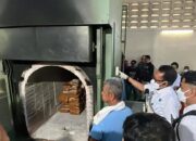 Petugas BNN Sumatera Barat memusnahkah ratusan kilogram ganja di Kota Padang. (Antara/Fandi Yogari)
