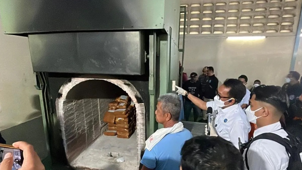 Petugas BNN Sumatera Barat memusnahkah ratusan kilogram ganja di Kota Padang. (Antara/Fandi Yogari)