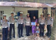 Satlantas Polres Pasbar Gelar Bakti Sosial Bagikan Sembako ke Masyarakat
