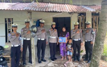 Satlantas Polres Pasbar Gelar Bakti Sosial Bagikan Sembako ke Masyarakat
