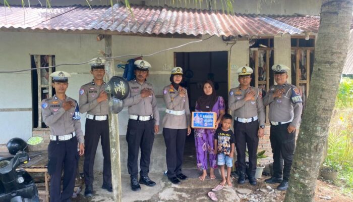 Satlantas Polres Pasbar Gelar Bakti Sosial Bagikan Sembako ke Masyarakat